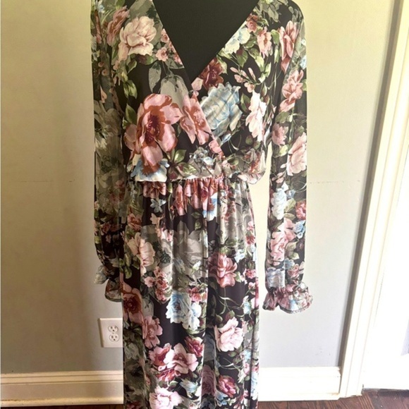 Dresses & Skirts - Everly  Maxi Dress size small